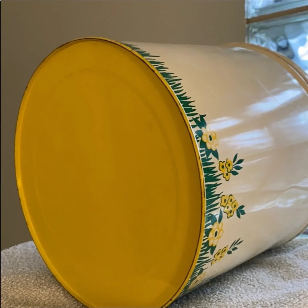 Vintage 1970’s Yellow Daisy Tin Canister